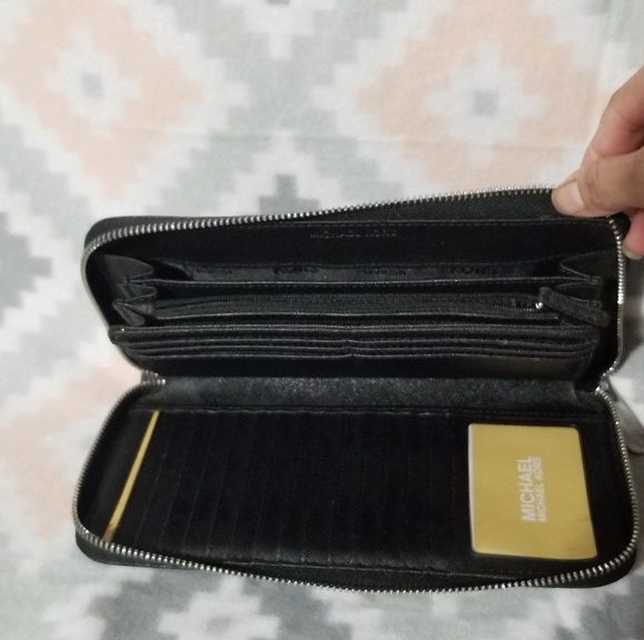 Beautiful Michael Kors wallet - Picture 3 of 5